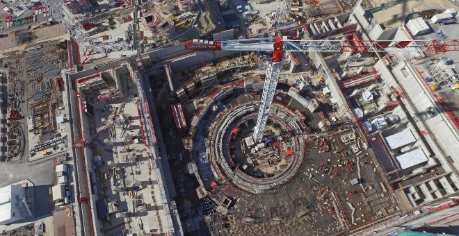 Vista aérea del estado actual de las obras en el edificio central del reactor experimental de fusión ITER en la Provenza francesa.- ITER ORGANIZATION