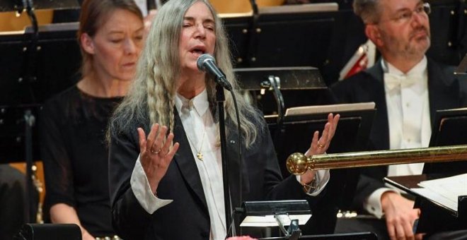 La cantante estadounidense Patti Smith interpretando un tema del ausente ganador del Premio Nobel de Literatura Bob Dylan, durante la ceremonia de entrega del premio Nobel 2016 en el Stockholm Concert Hall de Estocolmo, Suecia. EFE