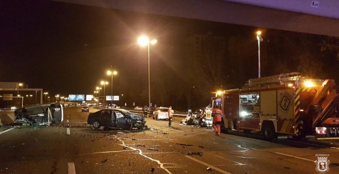 Un kamikaze provoca cuatro personas heridas en una triple colisión en la M30 de Madrid.