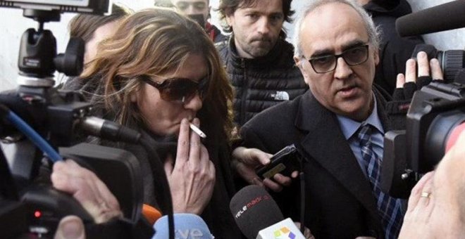 La madre de Nadia, Margarita Garau (i), rodeada de un enjambre de cámaras y acompañada por su abogado, Alberto Martín (d), a su llegada al juzgado de La Seu d'Urgell (Lleida). /EFE