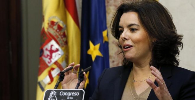 La vicepresidenta del Gobierno, Soraya Sáenz de Santamaría, hace declaraciones en el Congreso tras la celebración del pleno. EFE/Fernando Alvarado