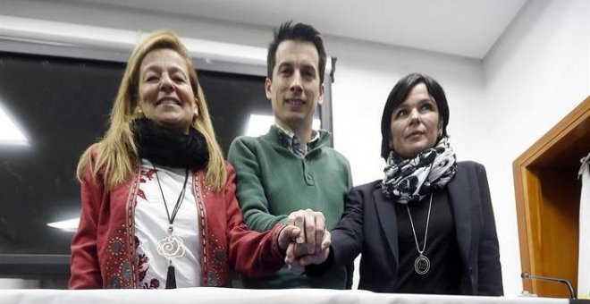 La denunciante de la Gürtel, Ana Garrido (i), de Acuamed, Azahara Peralta, y de la corrupción en el ejército, Luis Gonzalo Segura, durante la rueda de prensa de la Plataforma x la Honestidad, hoy en el Centro de peritaciones tecnológicas, en Madrid. EFE/J