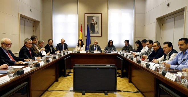 Reunión en el Ministerio de Fomento con los sindicatos de estibadores. En el centro de la imagen, el secretario de Estado de Infraestructuras, Julio Gómez-Pomar. E.P.