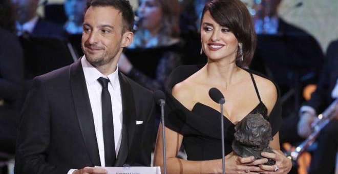 Alejandro Amenábar y Penélope Cruz durante la entrega de los premios de Goya. | EFE