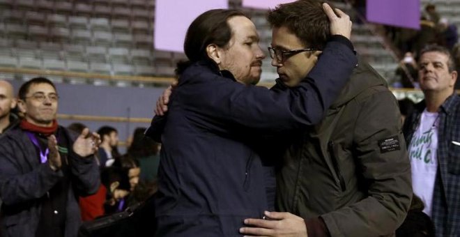 El secretario político de Podemos, Íñigo Errejón (d), y el secretario general, Pablo Iglesias (i), se abrazan durante primera jornada de la Asamblea Ciudadana Estatal de Vistalegre II. | CHEMA MOYA (EFE)
