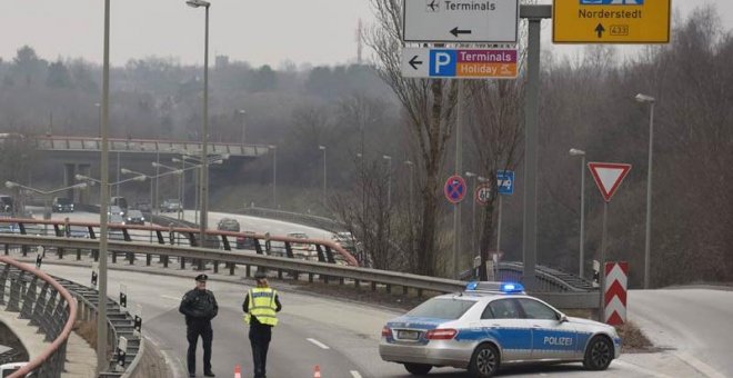 Un coche de policía bloquea uno de los accesos al aeropuerto de la ciudad alemana. | FABIAN BIMMER (EFE)