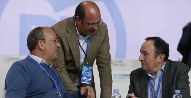 El presidente de Murcia, Pedro Antonio Sánchez (c), conversa con el presidente del PP de Extremadura, José Antonio Monago (i), y el de La Rioja, Pedro Sanz (d), durante el XVIII Congreso del partido celebrado este fin de semana en Madrid. EFE/JuanJo Martí