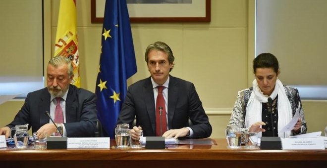 El ministro de Fomento, Iñigo de la Serna, durante la reunión con los representantes sindicales del sector de la estiba y la patronal Anesco en la sede del ministerio. EFE/Fernando Villar