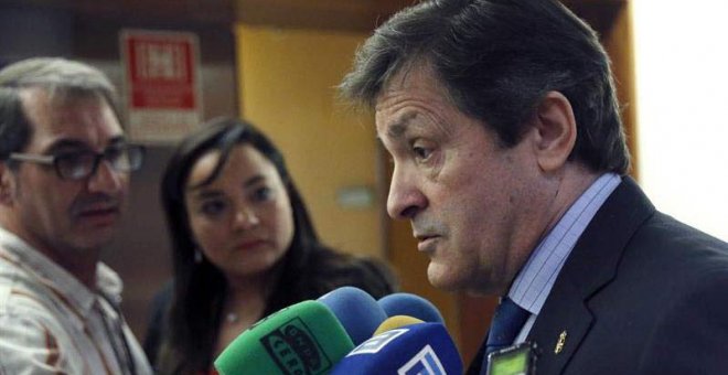 Javier Fernández, presidente de la gestora del PSOE, atiende a los medios. | LUIS CEREIJIDO (EFE)