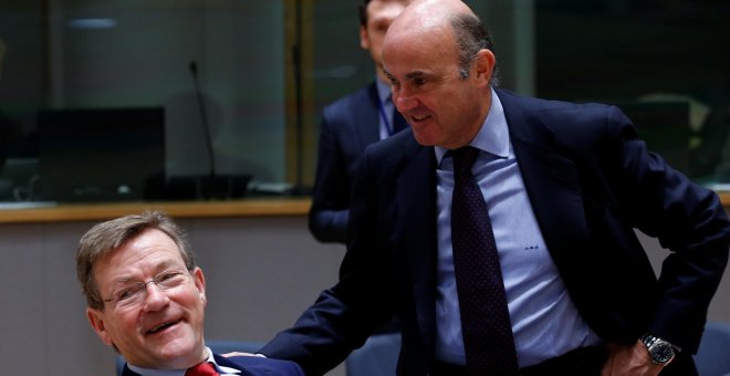 El ministro de Economía español Luis de Guindos, junto al ministro belga de Finanzas Van Overtveldt, en la reunión de ministros de Economía de la UE en Bruselas/ REUTERS