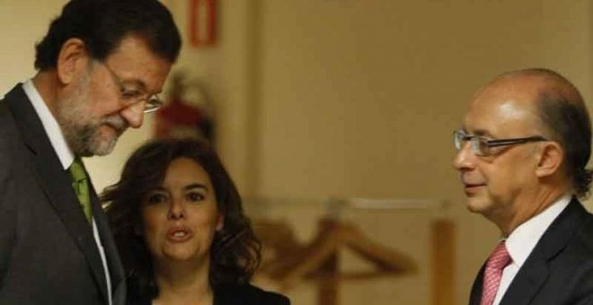 El presidente Mariano Rajoy junto a Soraya Saénz de Santamaría y Luis de Guindo. EUROPA PRESS