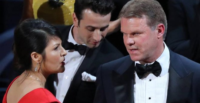 Martha Ruiz, a la izquierda, y Brian Cullinan, a la derecha, a los que se responsabiliza del histórico error de los Oscar. | REUTERS