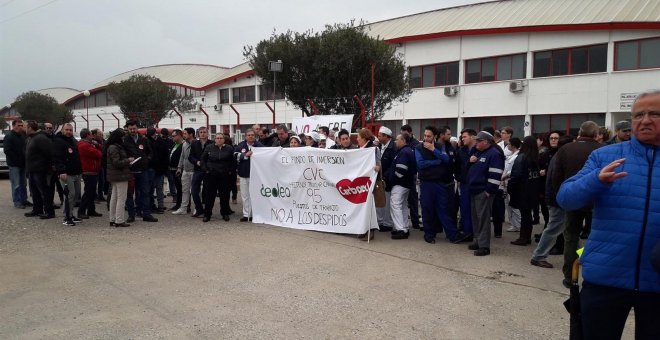 Trabajadores de Deoleo concentrados ante la planta en Alcolea (Córdoba). E.P.