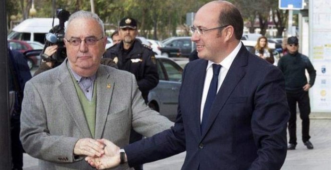 El presidente del Gobierno de Murcia, Pedro Antonio Sánchez (d), a su llegada al Tribunal Superior de Justicia de Murcia para declarar como investigado. | MARCIAL GUILLÉN (EFE)