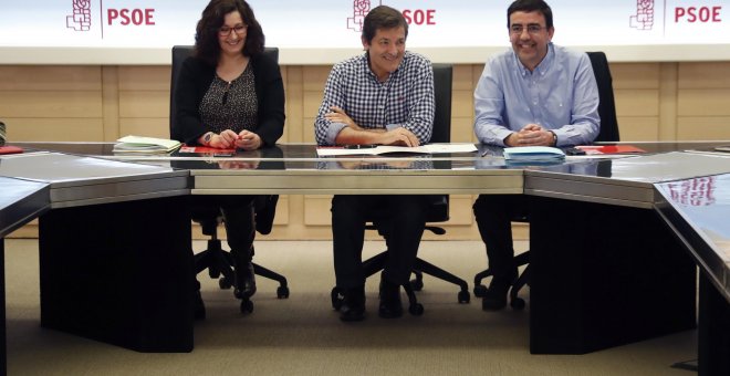 El presidente de la Comisión Gestora del PSOE, Javier Fernández (c), acompañado por el portavoz, Mario Jiménez Díaz (d), y la adjunta a Organización, Ascensión Godoy Tena. EFE/Javier Lizón