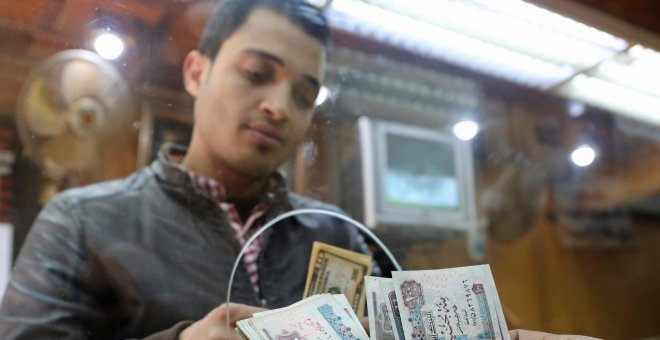 Un hombre cambia dólares por libras egipcias en una oficina de  cambio de moneda en el centro de El Cairo. REUTERS/Mohamed Abd El Ghany