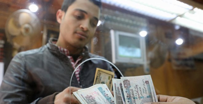 Un hombre cambia dólares por libras egipcias en una oficina de  cambio de moneda en el centro de El Cairo. REUTERS/Mohamed Abd El Ghany
