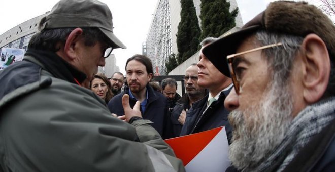Pablo Iglesias junto a los líderes sindicales de Navintia en la concentración frente a la SEPI este martes. Efe/Javier Lizón