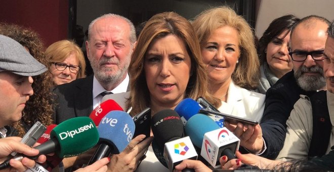 La presidenta de la Junta de Andalucía, Susana Díaz, atiende a los medios en Castilleja de la Cuesta (Sevilla). E.P./Eduardo Briones