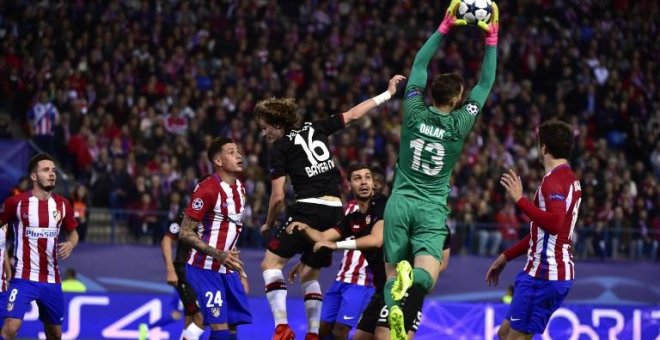 Oblak ataja el balón durante el partido entre el Atlético de Madrid y el Bayer Leverkusen. - AFP
