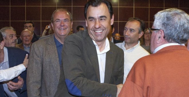 El coordinador general del PP, Fernando Martínez-Maillo, en un acto político en Badajoz con el líder del PP extremeño, José Antonio Monago. EFE/Oto