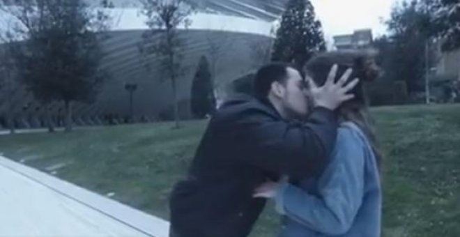 Alfonso besando a una mujer sin su consentimiento