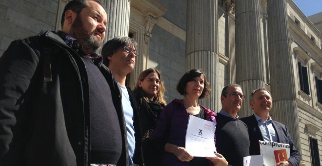 De izquierda a derecha: Joan Mena, diputado de En Comú Podem, Xavier Eritja, de ERC; Sònia Farré, de En Común Podem, Simona Levi, portavoz de Xnet; Juan Pedro Yllanes, de Podemos; y Enric Bataller, de Compromís. CDC