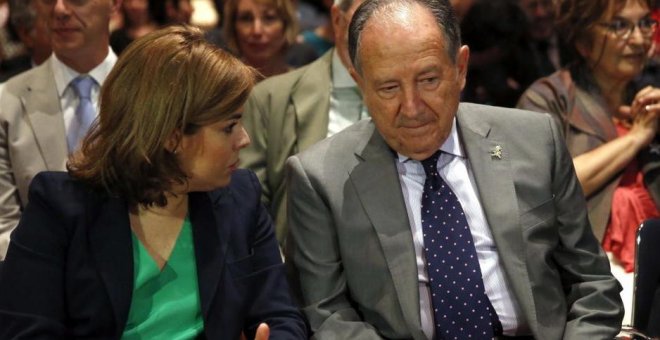 La vicepresidenta del Gobierno, Soraya Sáenz de Santamaría, conversa con el director del CNI, Félix Sanz Roldán. EFE