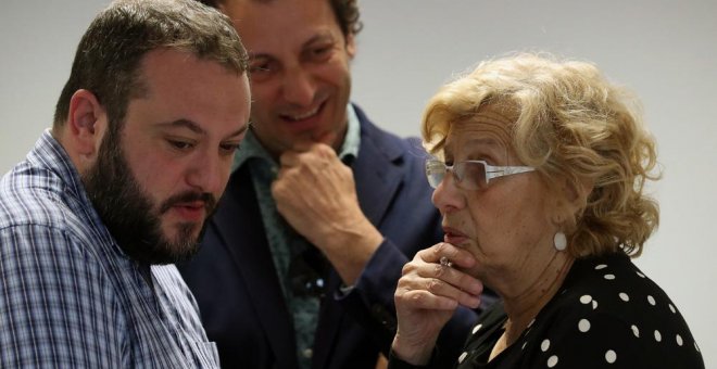 La alcaldesa de Madrid, Manuela Carmena, conversa con el concejal de Ahora Madrid, Guillermo Zapata, antes del inicio de la comisión municipal de Cultura y Deportes. EFE/Zipi