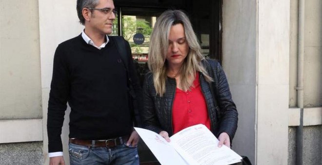 El diputado Eduardo Madina y la consejera autonómica aragonesa Pilar Alegría a su llegada a la sede del PSOE en Madrid, para presentar la candidatura de Susana Díaz a las primarias del partido. | ZIPI (EFE)