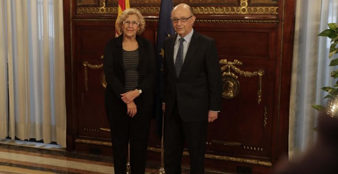 La alcaldesa de Madrid, Manuela Carmena, con el ministro de Hacienda Cristóbal Montoro /EUROPA PRESS