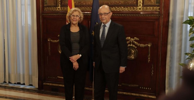 La alcaldesa de Madrid, Manuela Carmena, con el ministro de Hacienda Cristóbal Montoro /EUROPA PRESS