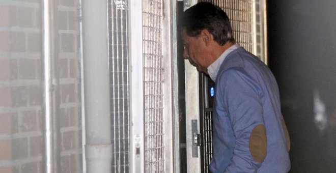 El expresidente de la Comunidad de Madrid, Ignacio González, detenido por supuesta corrupción en el Canal de Isabel II, a su llegada esta noche a la Comandancia de la Guardia Civil de Tres Cantos, Madrid. EFE/Javier López