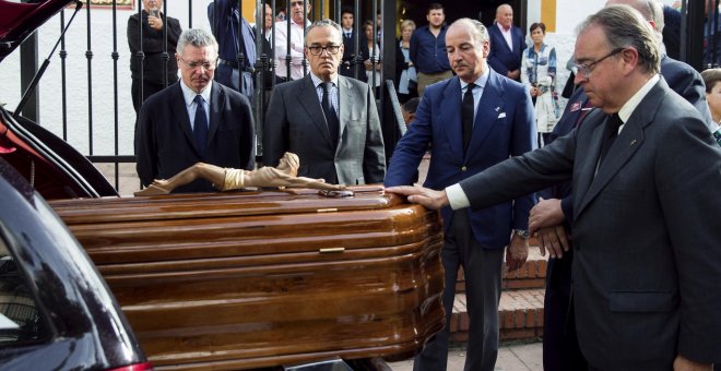 El exministro de Justicia, Alberto Ruiz Gallardón, yerno del fallecido José Utrera Molina, despide el féretro del que fuera ministro en la época franquista, junto a otros allegados en la Iglesia de San Miguel en Nerja. EFE/Jorge Zapata