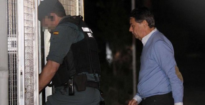 Ignacio González entra en las dependencias de los calabozos de Tres Cantos tras ser detenido por la Operación Lezo. EFE/Javier López