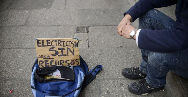 Un hombre en situación de pobreza pide en la calle.- EFE