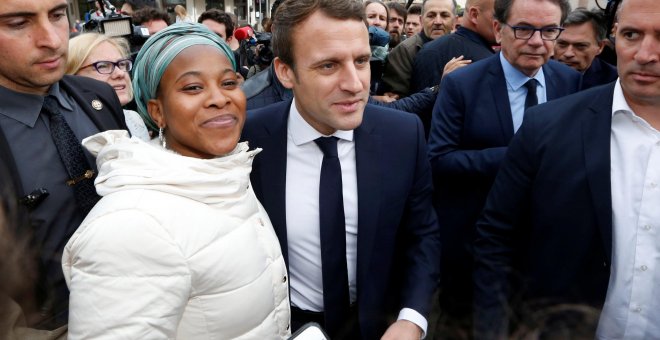 Emmanuel Macron se hace una fotografía con una seguidora durante su campaña en Rodez (Francia). /REUTERS