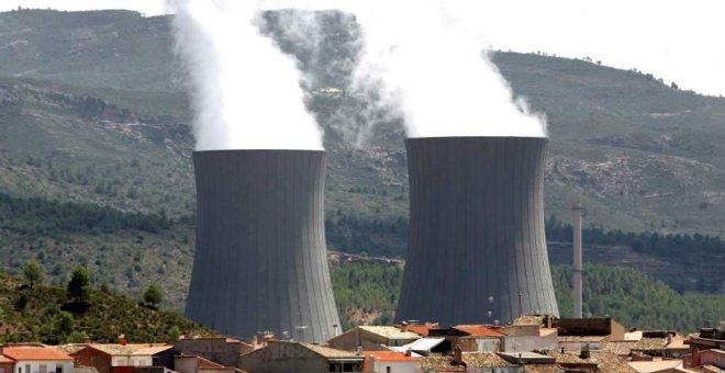 Las torres de refrigeración de la central nuclear de Cofrentes (Valencia), operada por Iberdrola, que emergen tras el pueblo. EFE