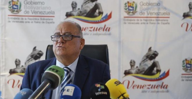 El embajador de Venezuela en España, Mario Isea, durante la rueda de prensa ofrecida en Madrid. EFE/Emilio Naranjo