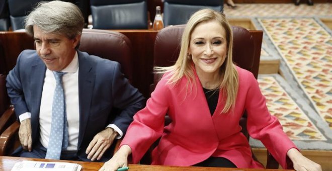 La presidenta de la Comunidad de Madrid, Cristina Cifuentes, junto al portavoz y consejero de Presidencia y Justicia, Ángel Garrido, al inicio del pleno celebrado este jueves en la Asamblea de Madrid. EFE/Mariscal