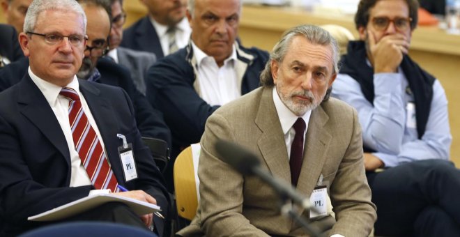 Pablo Crespo (i) junto a Francisco Correa (d), sentados en la sala del juicio de la primera etapa de la Gürtel. EFE