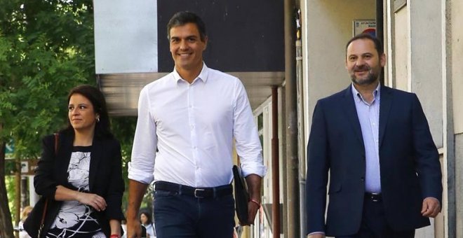 Pedro Sánchez (c), reelegido en primarias como secretario general del PSOE, acompañado por los diputados Adriana Lastra y José Luis Ábalos, a su llegada esta mañana a la sede del partido. |  J.P. GANDUL