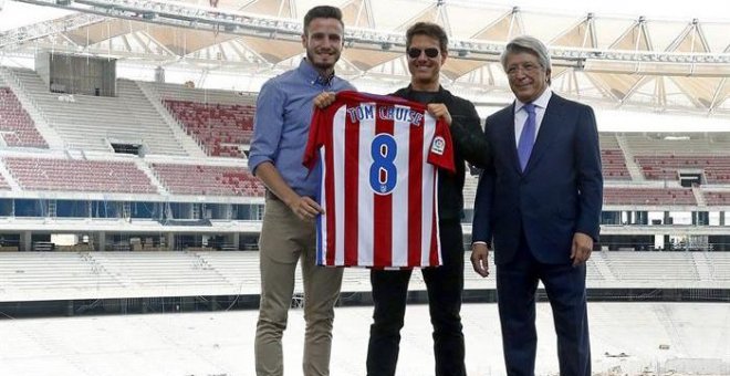 El actor Tom Cruise posando esta semana en el futuro estadio Wanda Metropolitano junto a Enrique Cerezo y Saúl Ñíguez. /EFE