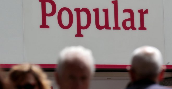 Varios peatones frente a una sucursal del Banco Popular en Madrid. REUTERS/Andrea Comas