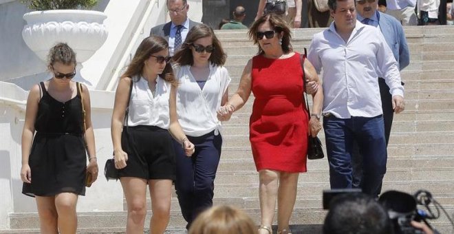 La madre de Ignacio Echeverría, el joven asesinado en los atentados de Londres, a su salida del funeral celebrado en su memoria, hoy en la Parroquia del Corpus Christi de Las Rozas. EFE/Juan Carlos Hidalgo