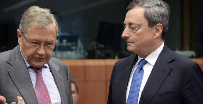 El director del Mecanismo Europeo de Estabilidad y del Fondo Europeo de Estabilidad Financiera Klaus Regling (i)  habla con el presidente del Banco Central Europeo, Mario Draghi, a la entrada de una reunión del Eurogrupo AFP Photo/Thierry Charlier