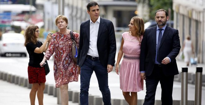 El secretario general del PSOE, Pedro Sánchez, a su llegada esta mañana al Congreso acompañado de varios miembros de su Ejecutiva: Isaura Leal, responsable de Función Pública; Susana Sumelzo, Política Municipal y José Luis Ábalos, Organización. EFE/Sergio