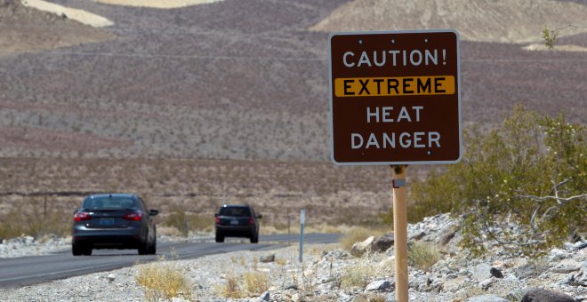 Un cartel alerta del peligro de las altas temperaturas a la entrada de Death Valley, en California. - REUTERS