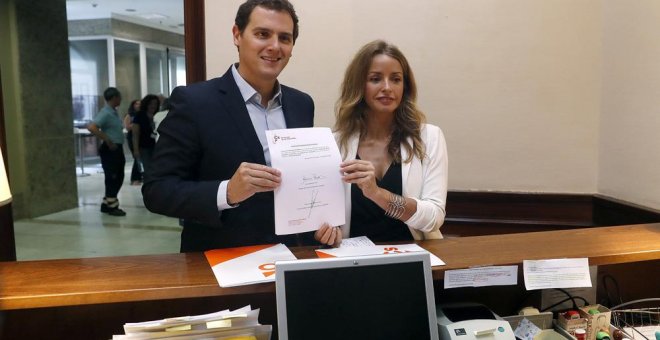 El líder de Ciudadanos, Albert Rivera y la diputada Patricia Reyes, registran en el Congreso una propuesta de Ley para regular la Gestación subrogada. EFE/Javier Lizón
