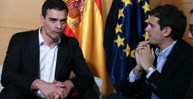 El secretario general del PSOE, Pedro Sánchez, y el presidente de Ciudadanos, Albert Rivera, en una de sus antiguas reuniones del pacto de investidura post 20-D. Archivo EFE